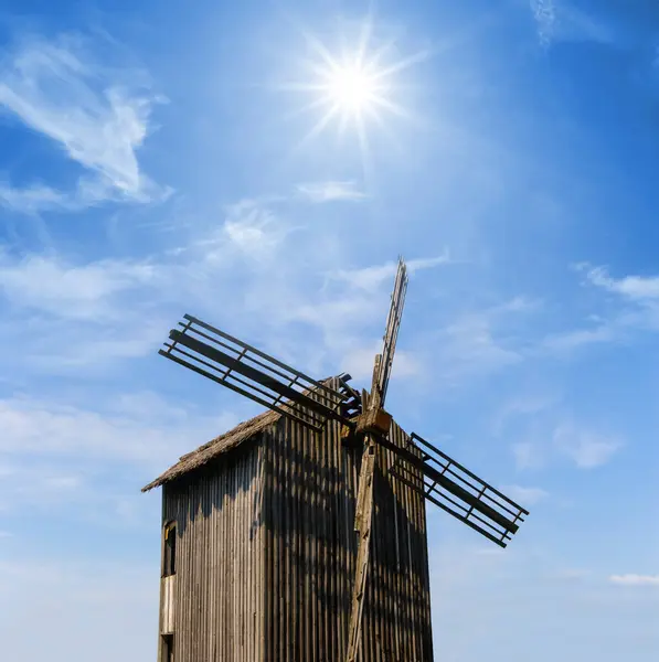 Nahaufnahme Alte Hölzerne Windmühle Auf Blauem Bewölkten Himmel Hintergrund Bei — Stockfoto
