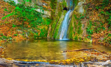 tatlı küçük şelale dağ Nehri üzerinde