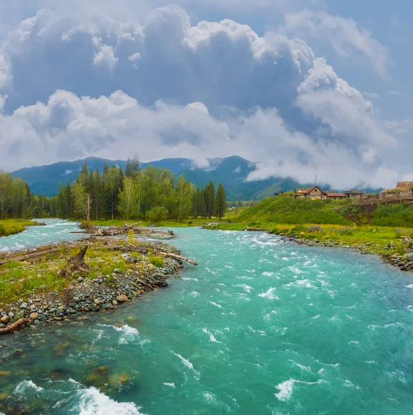 Smaragdová Řeka Řítí Zeleného Horského Údolí — Stock fotografie