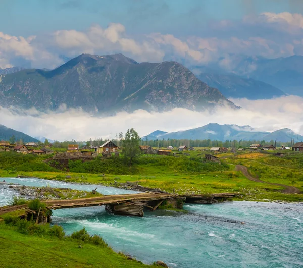 Río Esmeralda Corriendo Amng Verde Valle Montaña — Foto de Stock