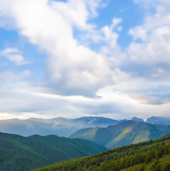 Зеленая Горная Долина Голубым Облачным Небом — стоковое фото