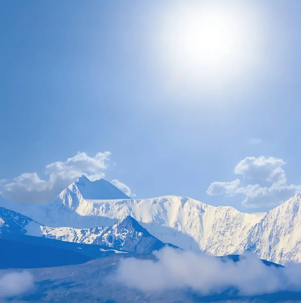 Χιονισμένα Βουνό Κορυφογραμμή Κάτω Από Έναν Ήλιο Λάμψη — Φωτογραφία Αρχείου