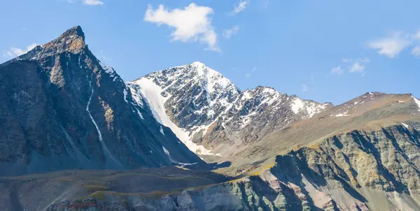 Schneebedeckter Bergrücken Unter Blauem Himmel — Stockfoto