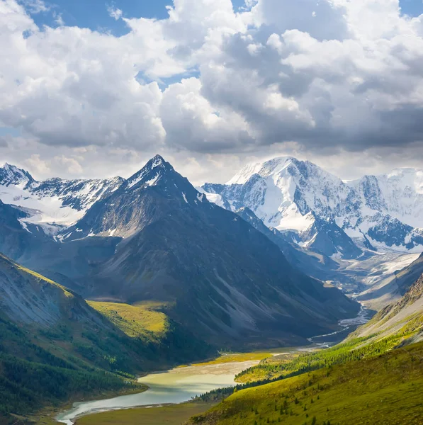 Величественная Горная Долина Плотным Облачным Небом — стоковое фото