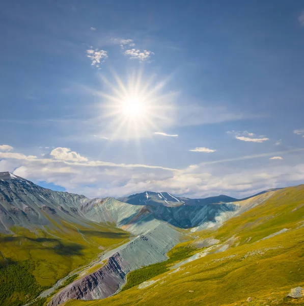 Schönes Grünes Bergtal Bei Sonnigem Tag — Stockfoto