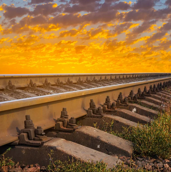 Dramatik Günbatımı Arka Planında Demiryolunu Kapatın — Stok fotoğraf
