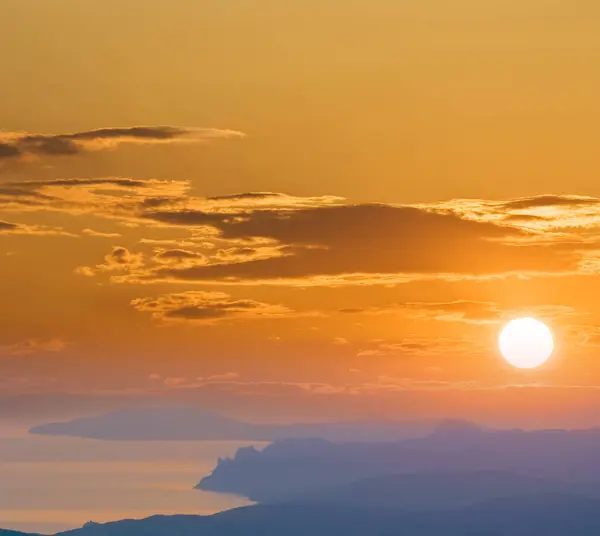 Zatoka Morska Niebieskiej Mgle Przy Czerwonym Dramatycznym Zachodzie Słońca — Zdjęcie stockowe