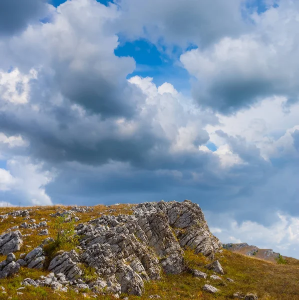 Горное Плато Плотными Кучевыми Облаками — стоковое фото