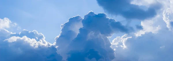 Detailní Záběr Husté Kumulativní Mraky Modré Obloze Krásné Přírodní Nebe — Stock fotografie