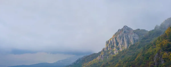 Yoğun Siste Dağ Yamacı — Stok fotoğraf