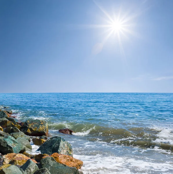 Изумрудный Морской Залив Камнями Солнечный День — стоковое фото