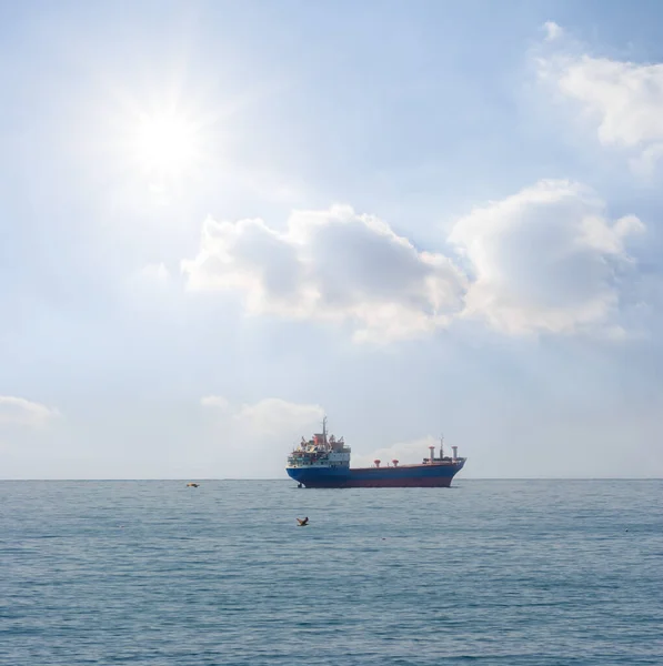 Kargo Gemisi Açık Denizde Güneşli Bir Günde Deniz Taşımacılığı Sahnesinde — Stok fotoğraf