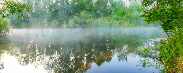 Spokojna Rzeka Wczesnych Godzinach Porannych Mgła Sezonowy Krajobraz Zewnętrzny — Zdjęcie stockowe