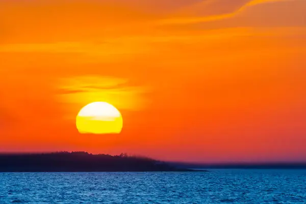 在海湾上的红色戏剧性的日落 — 图库照片