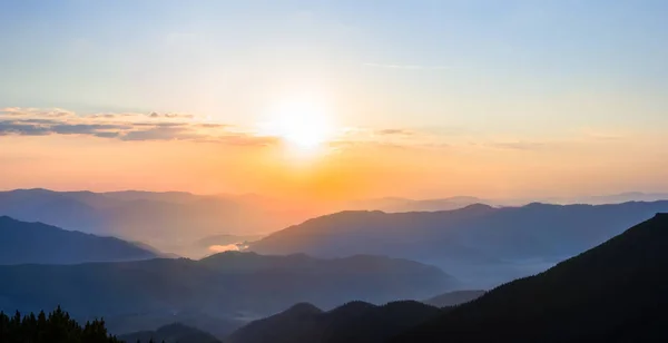 Horské Údolí Modré Mlze Při Východu Slunce — Stock fotografie