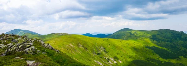 Zelené Horské Údolí Pod Hustou Oblačnou Oblohou — Stock fotografie