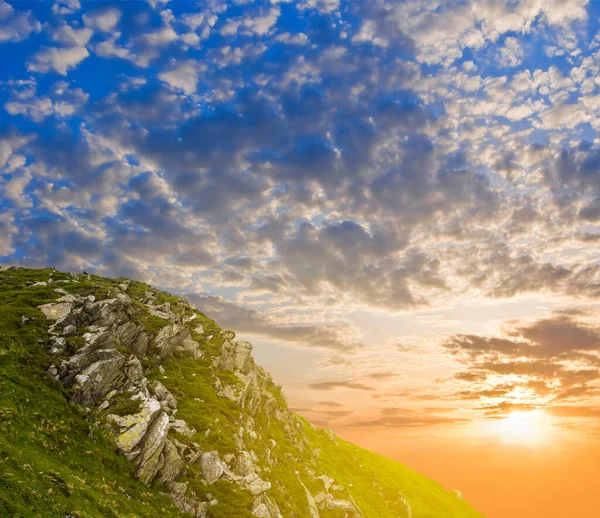 Зеленый Склон Горы Впечатляющем Фоне Заката — стоковое фото