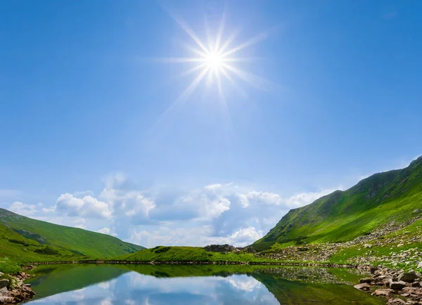 Small Calm Lake Mountain Sunny Day — Stock Photo, Image