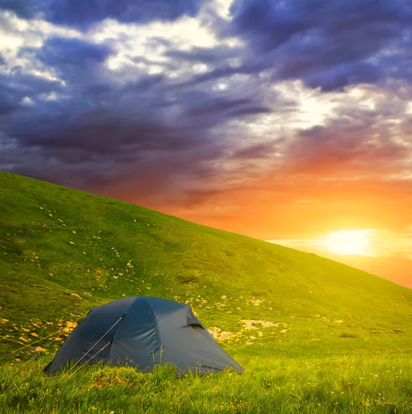 Dağdaki Turistik Kamp Dramatik Günbatımında Yaz Dağ Seyahati Sahnesinde — Stok fotoğraf