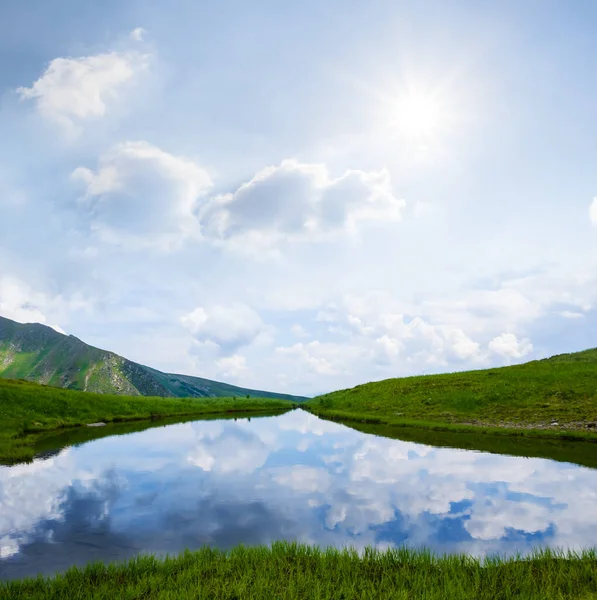 Güneşli Bir Günde Dağda Küçük Sakin Bir Göl — Stok fotoğraf