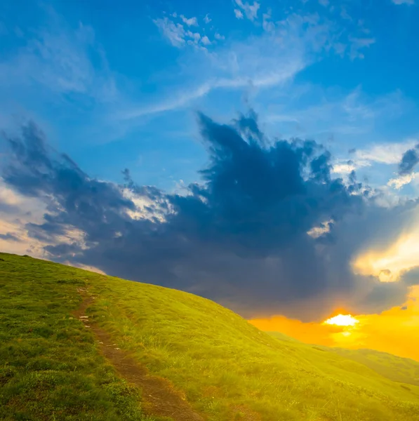 Зеленый Склон Горы Впечатляющем Фоне Заката — стоковое фото