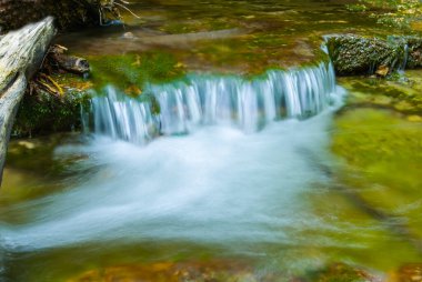 tatlı küçük şelale dağ Nehri üzerinde