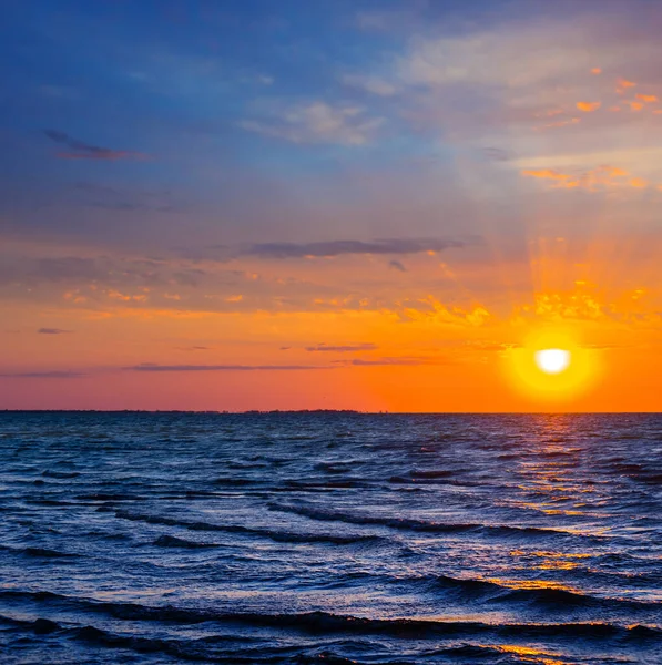 Dramatyczny Zachód Słońca Nad Cichą Zatoką Morską — Zdjęcie stockowe