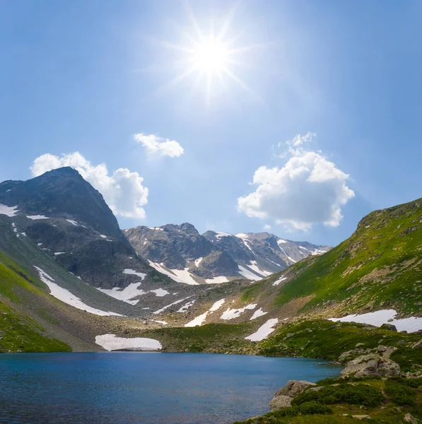 Pequeno Lago Vale Verde Montanha Dia Ensolarado — Fotografia de Stock