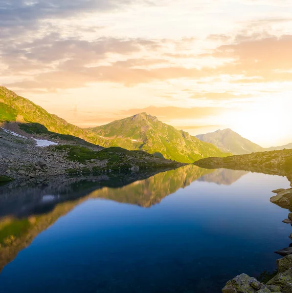 Dağ Vadisinde Küçük Sessiz Göl Dramatik Günbatımında — Stok fotoğraf