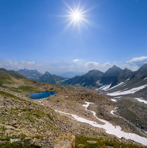 Petit Lac Dans Vallée Verdoyante Montagne Soleil — Photo