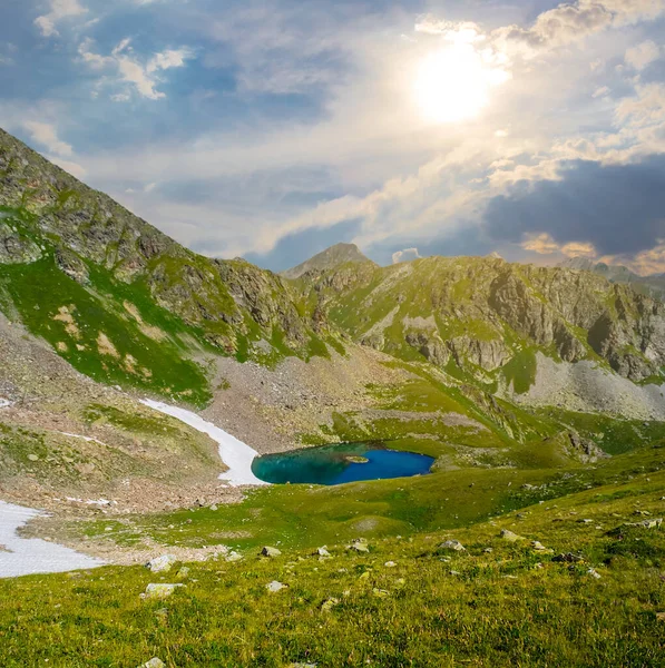 Pequeño Lago Verde Valle Montaña Día Soleado —  Fotos de Stock