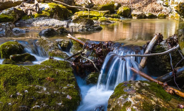 Крупним Планом Малий Водоспад Гірській Річці — стокове фото