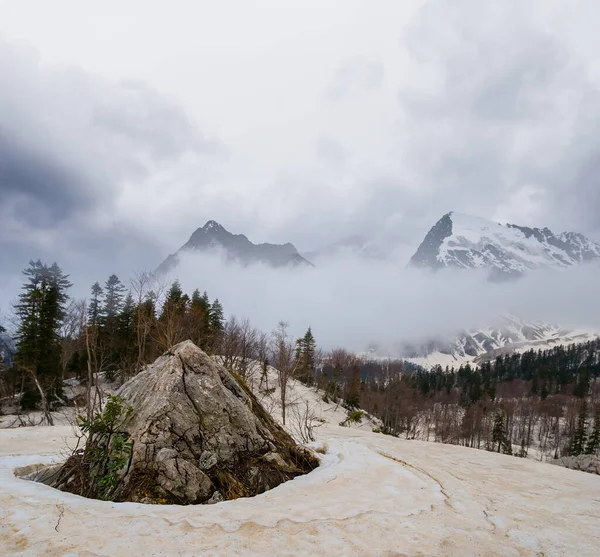 白雪覆盖的山谷 薄雾密布 云层密布 — 图库照片