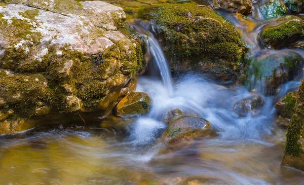 Närbild Litet Vattenfall Floden Berg — Stockfoto