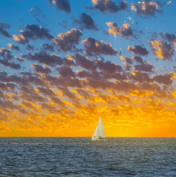 Sail Yacht Ett Hav Solnedgången — Stockfoto