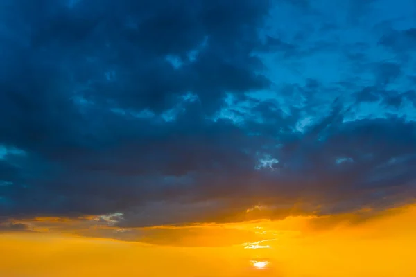 濃雲の中の劇的な夕日夜空の背景 — ストック写真