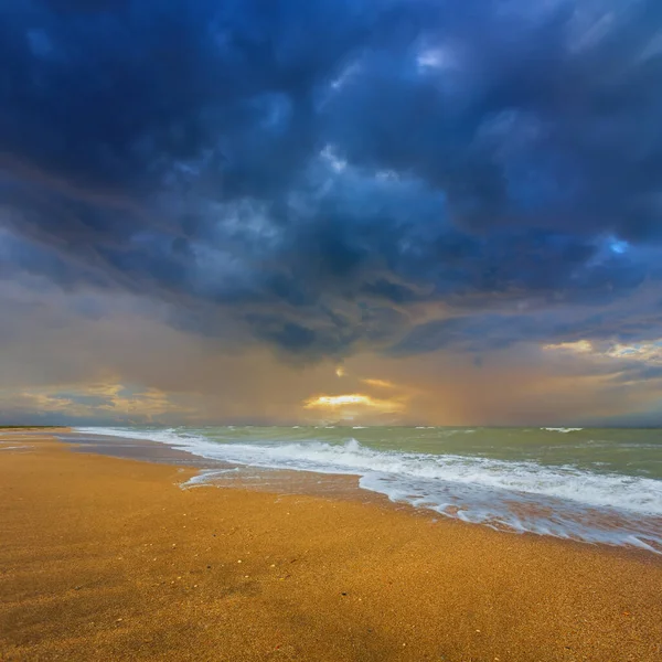 Песчаный Морской Пляж Драматическим Облачным Небом Время Шторма — стоковое фото