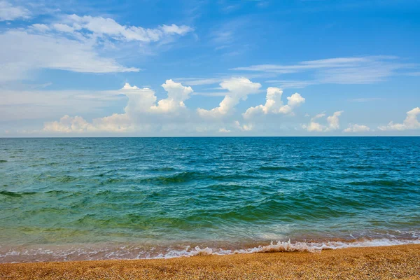 Piaszczysta Plaża Morska Pod Zachmurzonym Niebem Letnia Scena Morska — Zdjęcie stockowe