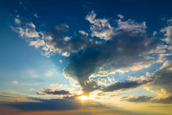 Gün Batımında Dramatik Bulutlu Gökyüzü Akşam Bulutlu Arkaplan — Stok fotoğraf