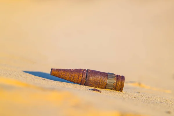 Detailní Záběr Rezavá Kulka Leží Písku Vojenské Válečné Pozadí — Stock fotografie