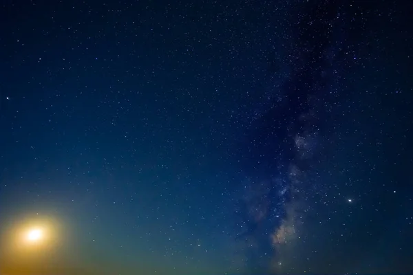 Νυχτερινός Έναστρος Ουρανός Γαλακτώδη Τρόπο Και Ανερχόμενο Φεγγάρι — Φωτογραφία Αρχείου