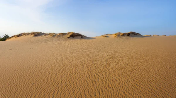 Летняя Песчаная Дюна Пустыни Голубым Облачным Небом — стоковое фото