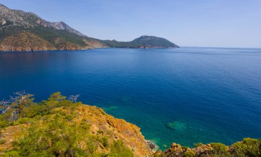 Deniz Burnu 'ndan deniz koyuna manzara, yaz tatili arka planı.