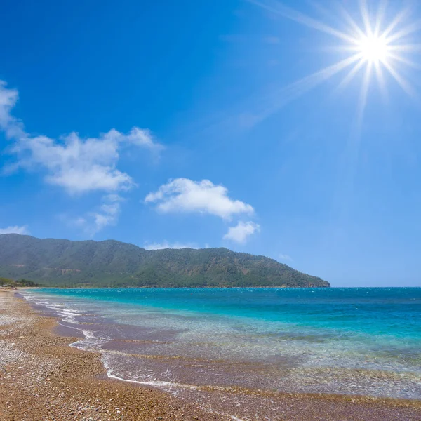 Smaragdgrüne Meeresbucht Unter Glitzernder Sonne Sommerliche Urlaubsszene Meer — Stockfoto