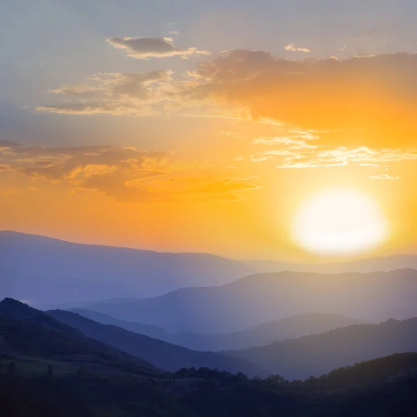 Górska Dolina Niebieskiej Mgle Wschodzie Słońca — Zdjęcie stockowe