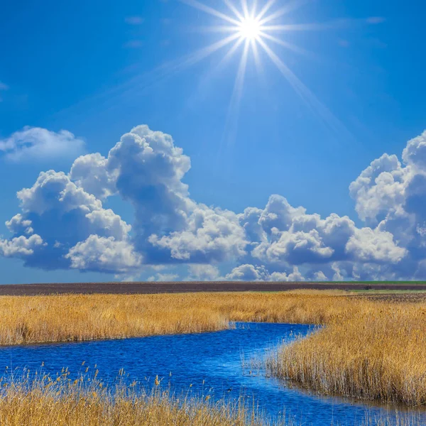 阳光灿烂的日子里 一条平静的蓝色小河 — 图库照片