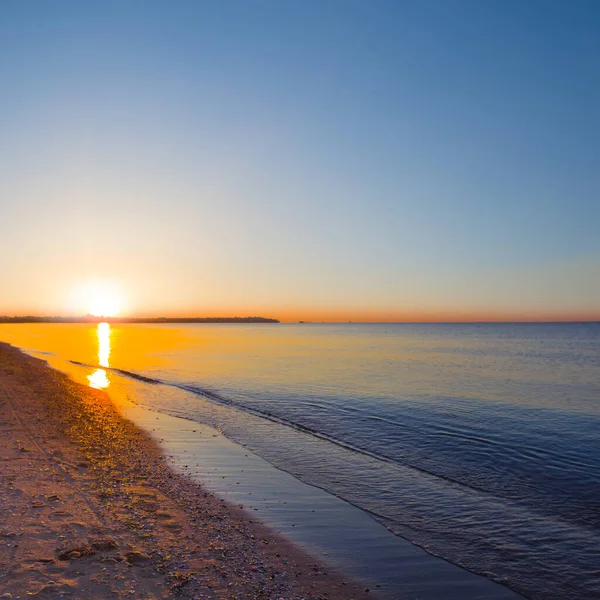 Spokojna Zatoka Morska Piaszczystą Plażą Wschodzie Słońca — Zdjęcie stockowe