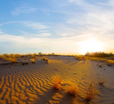gün batımında geniş Kum Çölü