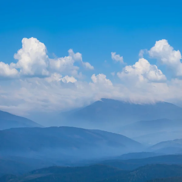 Cume Montanha Névoa Azul Nuvens Densas — Fotografia de Stock