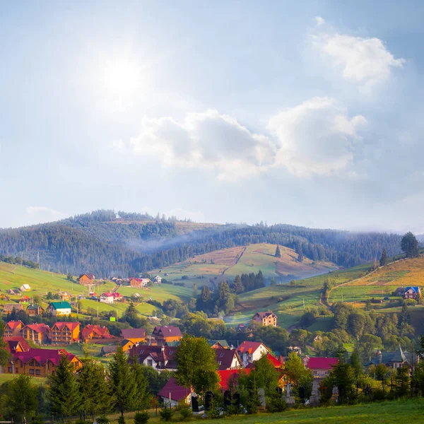 Small Village Green Mountain Valley Sunny Day — Stock Photo, Image
